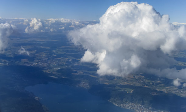 从一架飞过云层的飞机上拍摄的照片图片下载