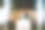 在户外的婚宴上，新娘和新郎在烟火的映衬下亲吻着乡村婚礼蛋糕。图片下载