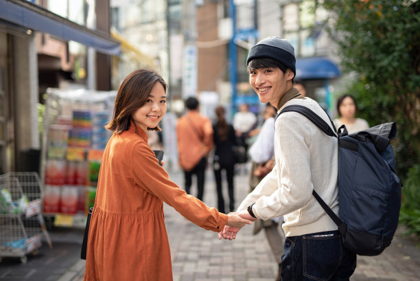 街上一对年轻夫妇的肖像图片下载