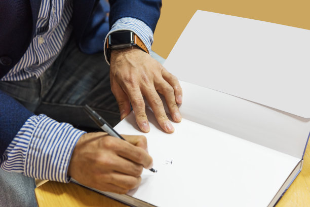 一位男作家在签名售书图片下载