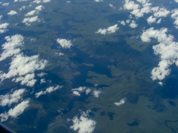 从一架飞过云层的飞机上拍摄的照片图片下载