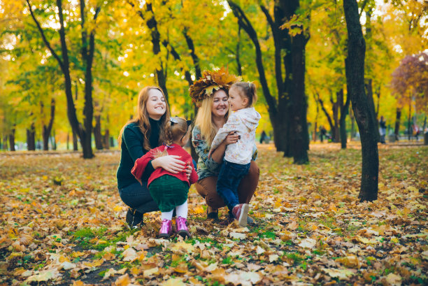 一家人在城市公园玩妈妈和女儿秋季公共公园图片下载