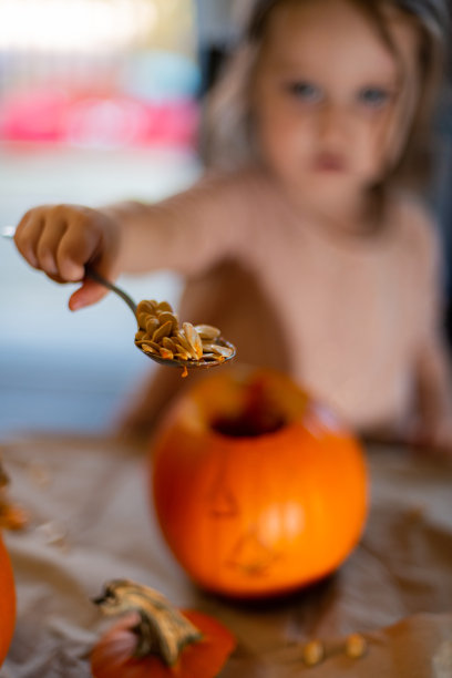 南瓜雕刻的乐趣图片下载