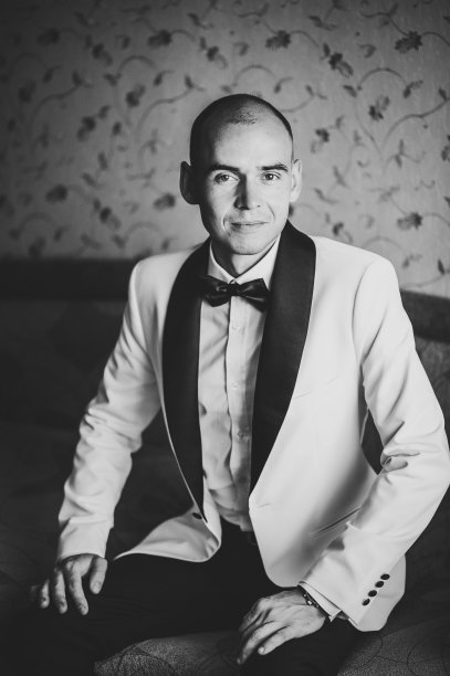 穿西装打领结的男人。早上准备在家梳妆。一个男人的时尚照片。黑白照片。图片下载