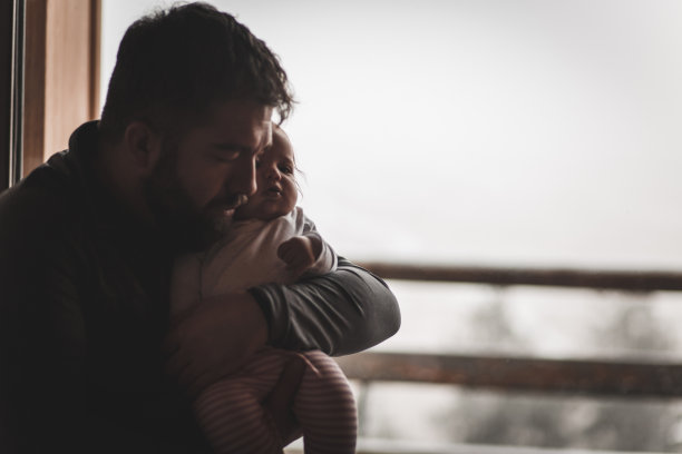 父亲喜欢抱着他的宝贝女儿图片下载