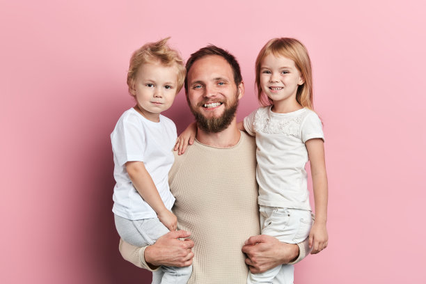 满面笑容的爸爸把孩子们抱在怀里图片下载