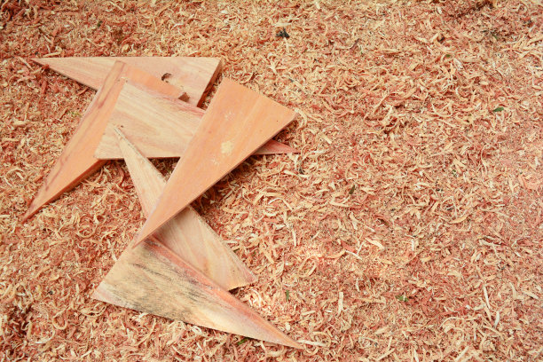 带有拷贝空间的木屑背景上的硬木碎片图片下载