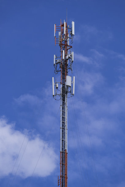 电信电话信号传输塔以美丽的蓝天为背景图片下载