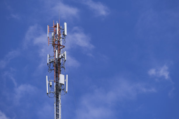 电信电话信号传输塔以美丽的蓝天为背景图片下载