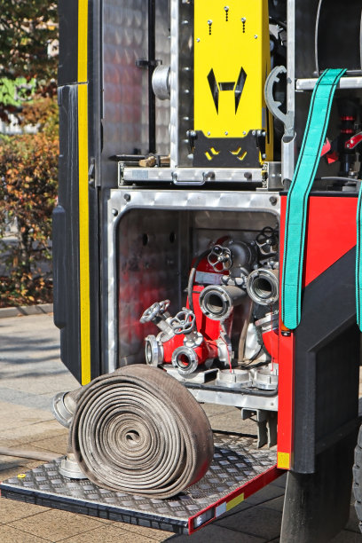 带软管的消防车的一部分图片下载