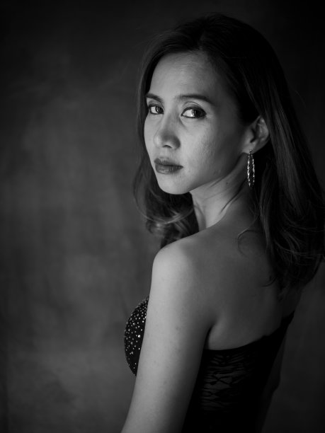 亚洲妇女的黑白肖像。图片下载