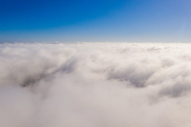 从飞机窗口看到的云层上的日出。图片下载