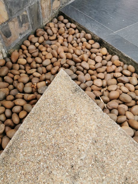 尖角处为混凝土路面铺筑的砂劳基岩图片下载