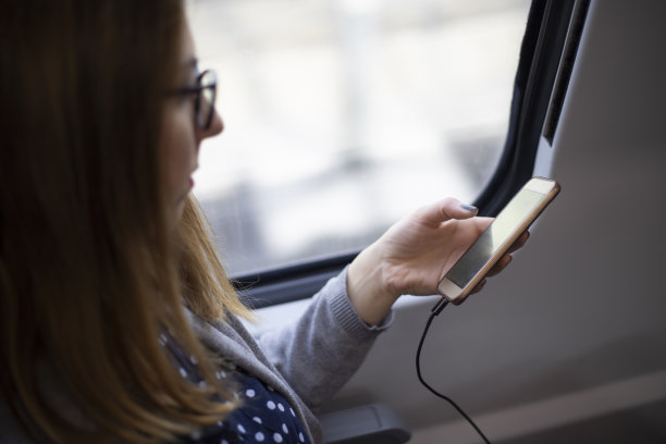 使用智能手机的旅行者图片下载