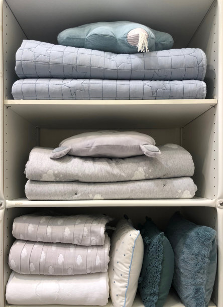 衣柜里的各种家居用品图片下载