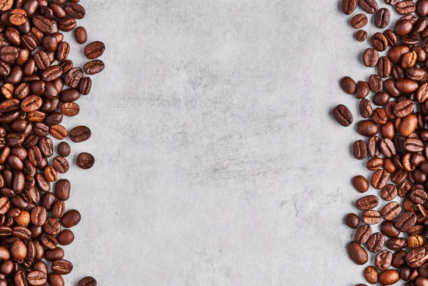 在灰色的混凝土背景上孤立的咖啡豆。图片下载