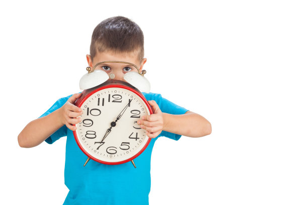 5岁的男孩拿着一个旧的红色时钟，孤立在白色图片下载