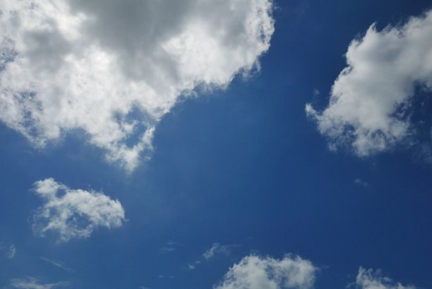 美丽的蓝色多云天空背景。图片下载