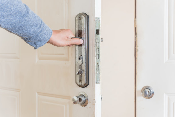 特写亚洲人穿着冬装打开门把手图片下载