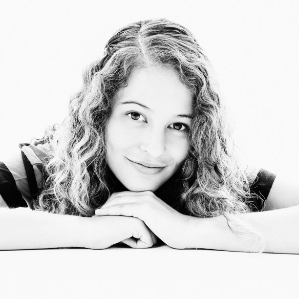 黑白肖像美丽的年轻女子微笑安详图片下载