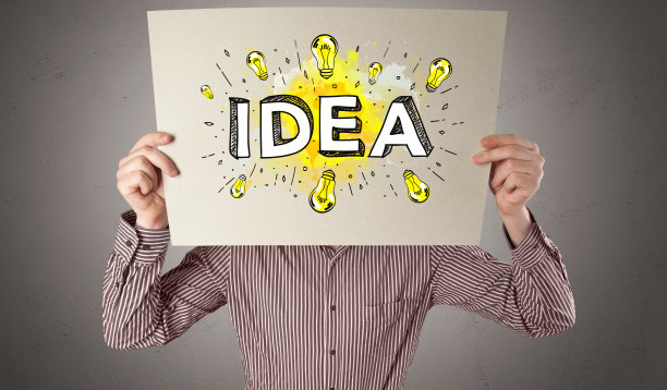 抱着白纸的人有了新的想法和观念图片下载