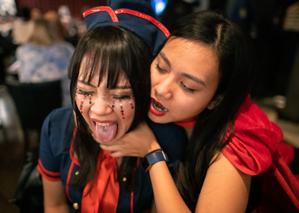 亚洲妇女在万圣节的服装互相打斗的乐趣图片下载