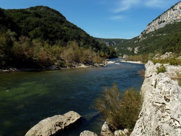 法国阿尔卑斯山的一条河图片下载