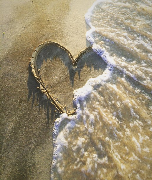 在沙滩上画一颗心图片下载