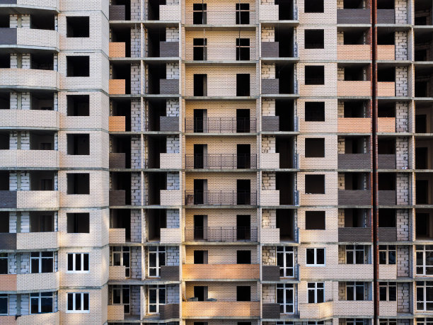 未完成的多层建筑。在建砖房图片下载