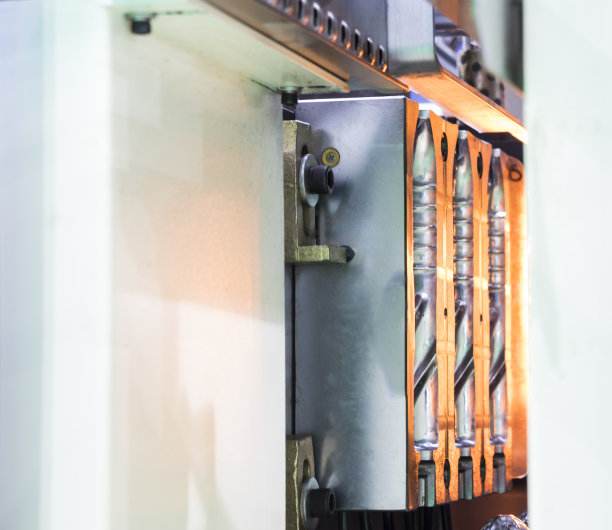 塑料瓶注塑模具安装在机器上图片下载