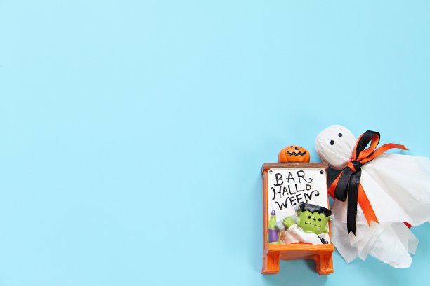 顶视图或平铺万圣节装饰与幽灵的蓝色背景与复制空间图片下载