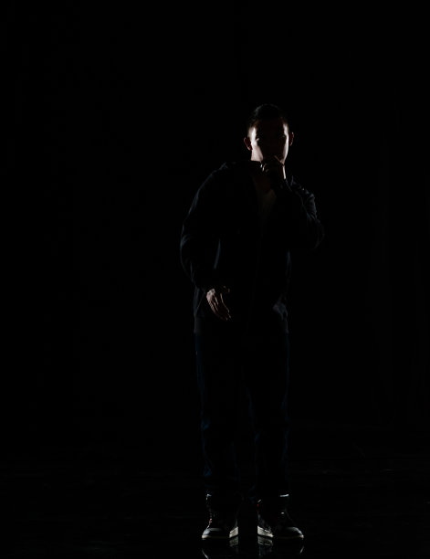 全长/一人/一人/正面的观点20-29岁的成年英俊的人高加索男性/年轻男子歌手/音乐家站/跳舞在黑人背景谁是唱歌/高兴和拿着麦克风图片下载