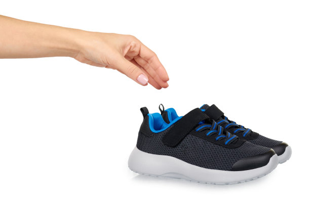 跑步用的黑色运动鞋孩子的脚穿。图片下载