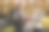 穿着灰色夹克，留着漂亮胡子的英俊爷爷坐在公园的长椅上读报纸。戴眼镜的白发老人图片下载