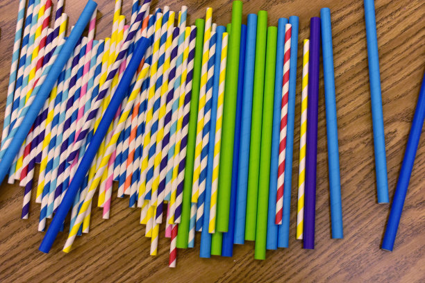 条纹和彩色纸吸管图片下载