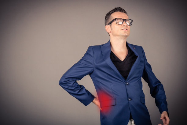 患有腰痛的商人。图片下载