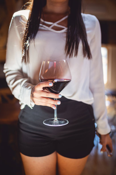 一杯优雅的酒图片下载