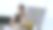 在办公室里使用台式电脑的女商人。图片下载