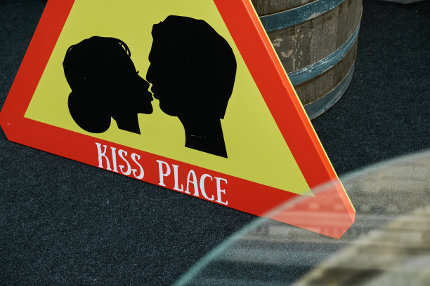 吻的地方信号。开玩笑的三角形标志图片下载