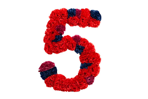 用纸巾手工制作的艺术品。DIY纸绒球。图片下载