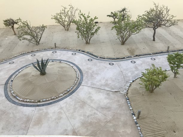 沙漠的花坛，带走的是沙子和水泥图片下载