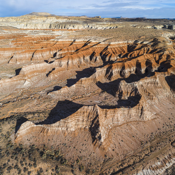 冬天阳光明媚的日子里，美国犹他州卡纳布附近的粘土干燥峡谷的风景。航拍照片由无人机拍摄。图片下载