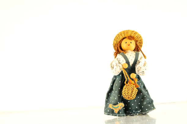 皮耶罗玩具娃娃在白色的背景图片下载