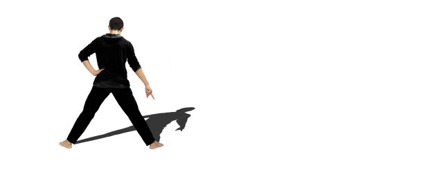 全长镜头的男性少年在运动服做积极的运动，摆出孤立的白色背景与他的影子。图片下载