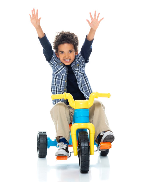 全身的男孩谁是微笑/快乐/愉快/大笑和使用自行车图片下载