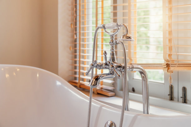 白色浴缸，有大窗户和遮阳帘图片下载