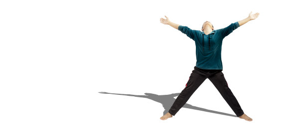 全长镜头的男性少年在运动服做积极的运动，摆出孤立的白色背景与他的影子。图片下载