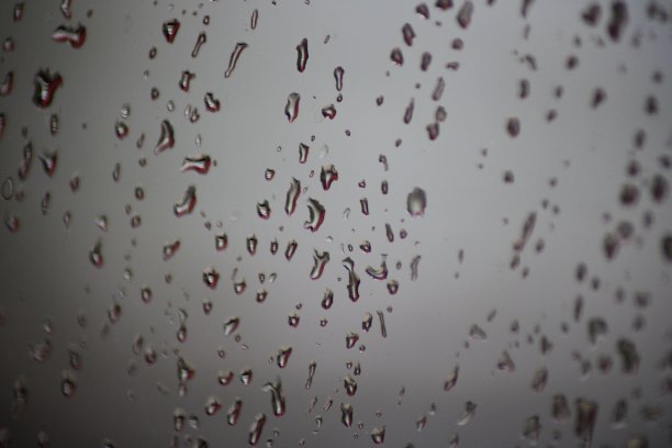 水滴在窗户上图片下载