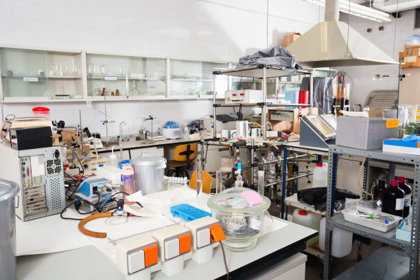 化学实验室内部配备了不同的工具图片下载