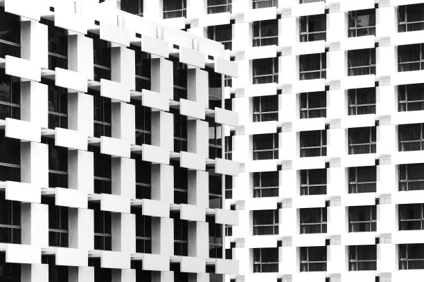 美丽的光和阴影在窗户和建筑阳台的老式酒店在夏季时间。建筑设计黑白照片。图片下载